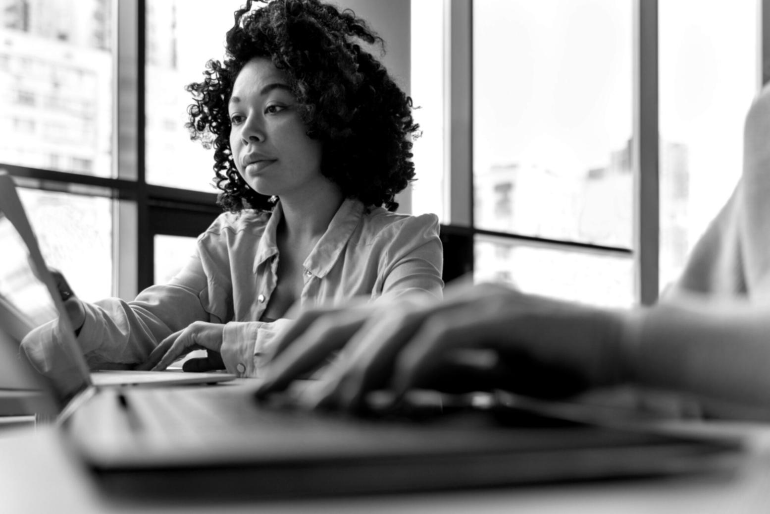 Professionelle Finanzberatung in modernem Büro
